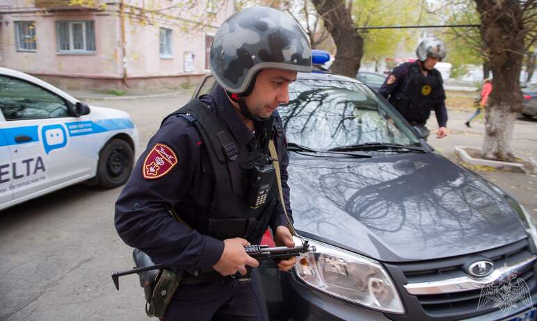 В Челябинске росгвардейцы задержали подозреваемого в избиении девушки. Ее обнаженную в коридоре о