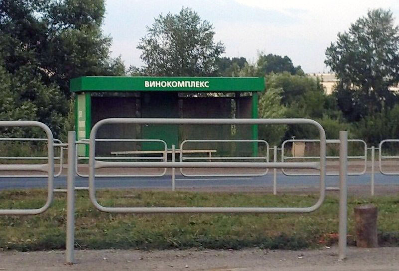 В Челябинске остановка «Свинокомплекс» превратилась в «Винокомплекс». Неизвестные оторвали первую