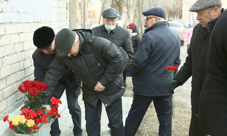 В Миассе (Челябинская область) торжественно открыли мемориальную доску заслуженному работнику АО 
