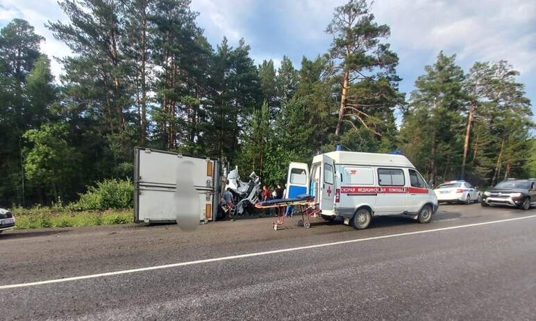 В Катав-Ивановском районе (Челябинская область) вечером четвертого июля опрокинулся грузовик, вод