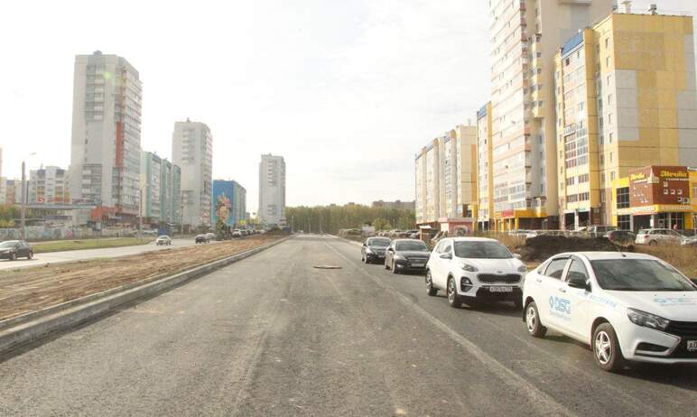 В Челябинске активно расширяют улицу Бейвеля в микрорайоне «Парковый». Как сообщают городские вла