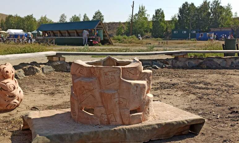 В Челябинской области на Аркаиме скульптура «Четыре стихии» прошла заключительную стадию - обжиг.
