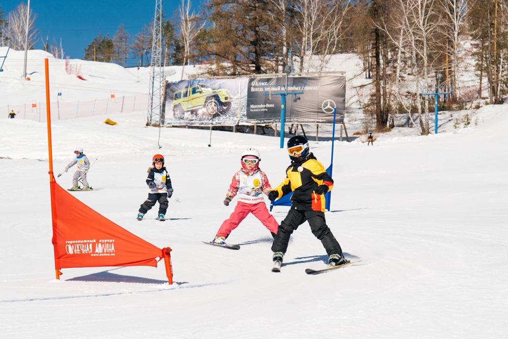 Профессиональные инструкторы из школы «Alpine school» за три часа поставят вашего ребенка на лыжи