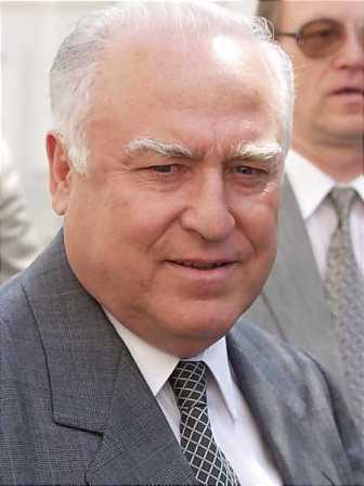 В 1982 году Черномырдин занял пост заместителя министра газовой промышленности СССР, с 1983 года 