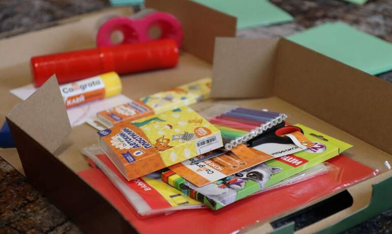 Благотворительный фонд РМК отправил 586 рюкзаков со школьными принадлежностями в учебные заведени