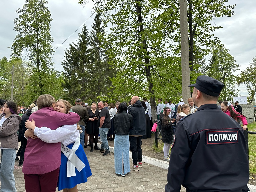 Последние звонки звучат в Челябинской области под охраной полиции |  Урал-пресс-информ