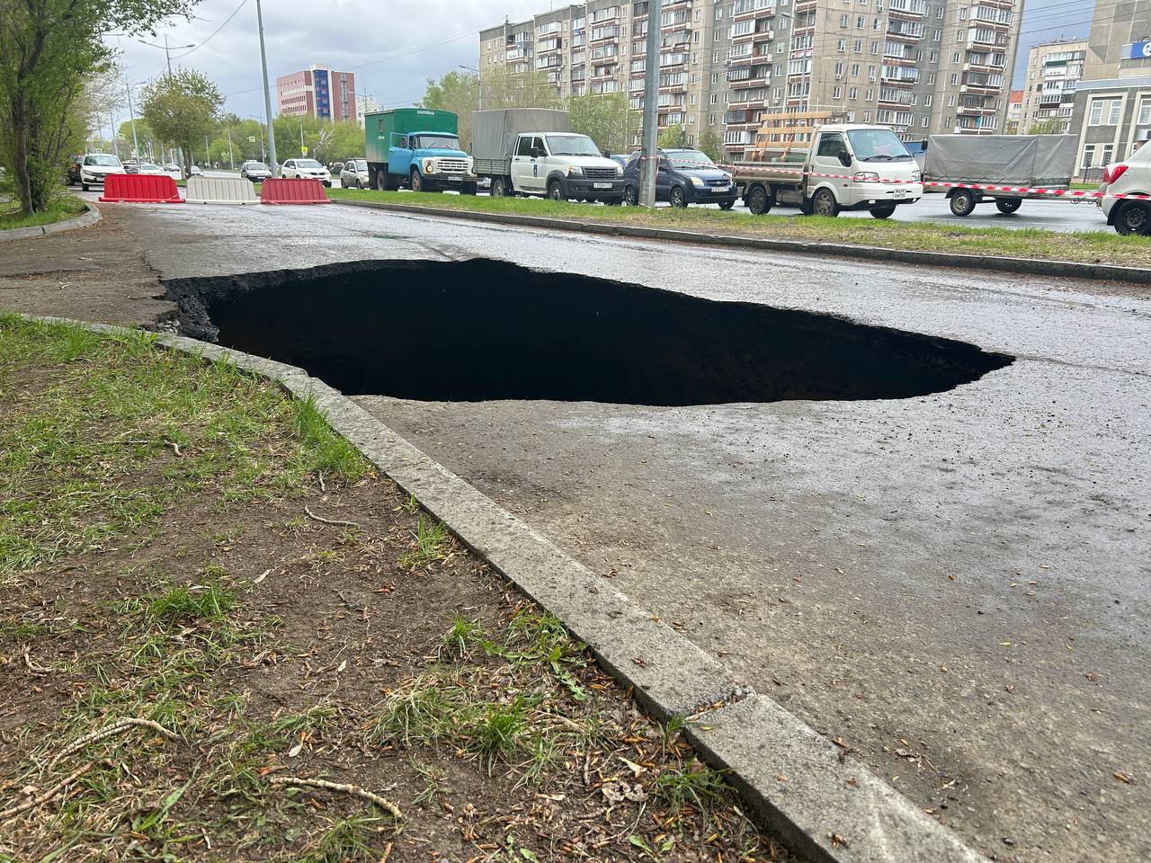 Внимание водителям: В Челябинске на улице Первой Пятилетки обвалился  асфальт (ВИДЕО) | Урал-пресс-информ