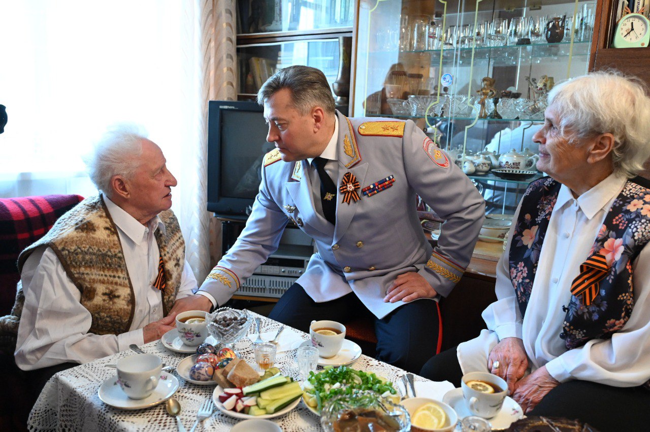 Михаил Скоков приехал к ветерану войны и труженику тыла, чтобы лично  поздравить с Днем Победы | Урал-пресс-информ