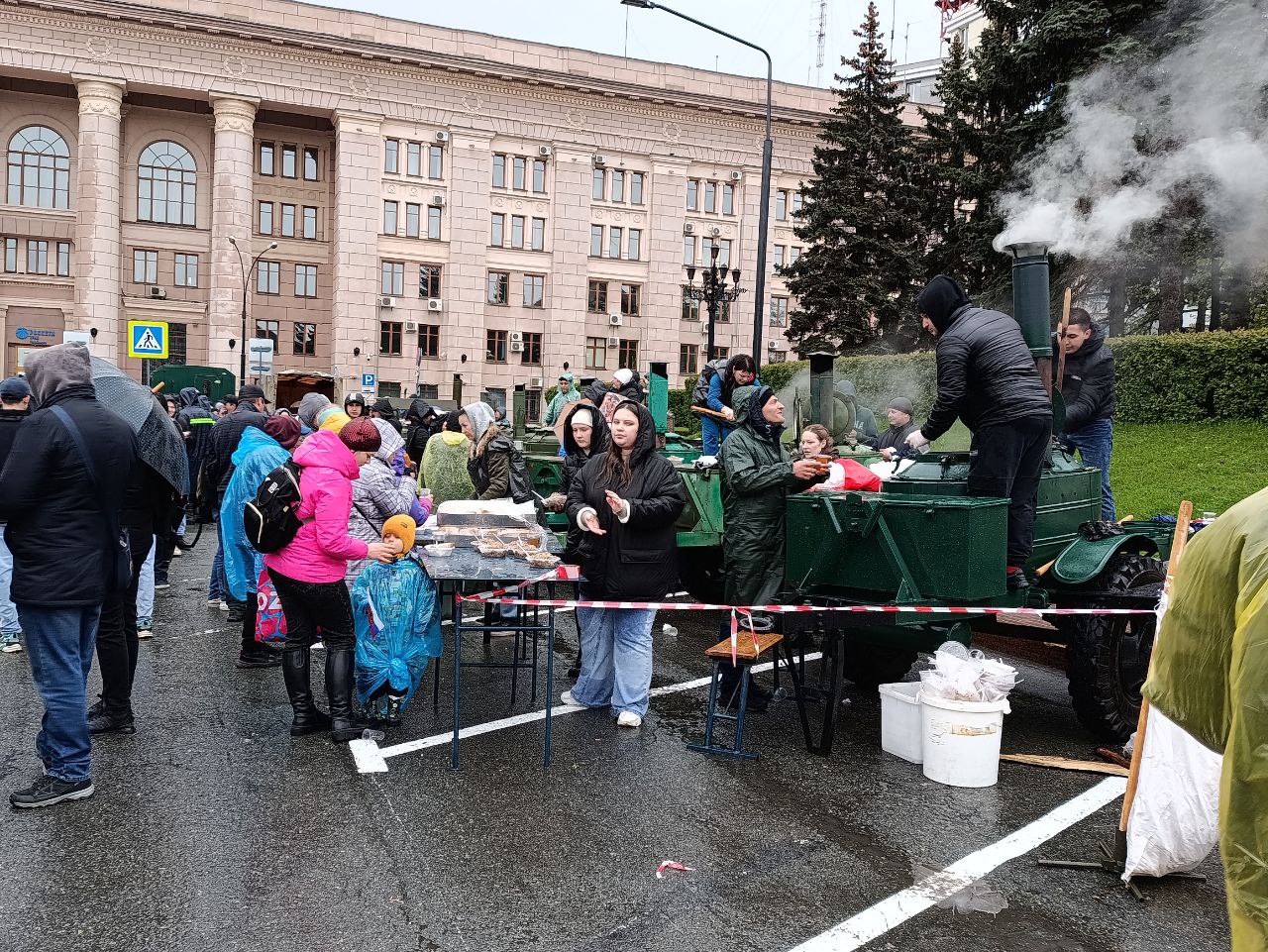 Полевая каша и песни военных лет: челябинцы сытно отпраздновали День Победы  | Урал-пресс-информ