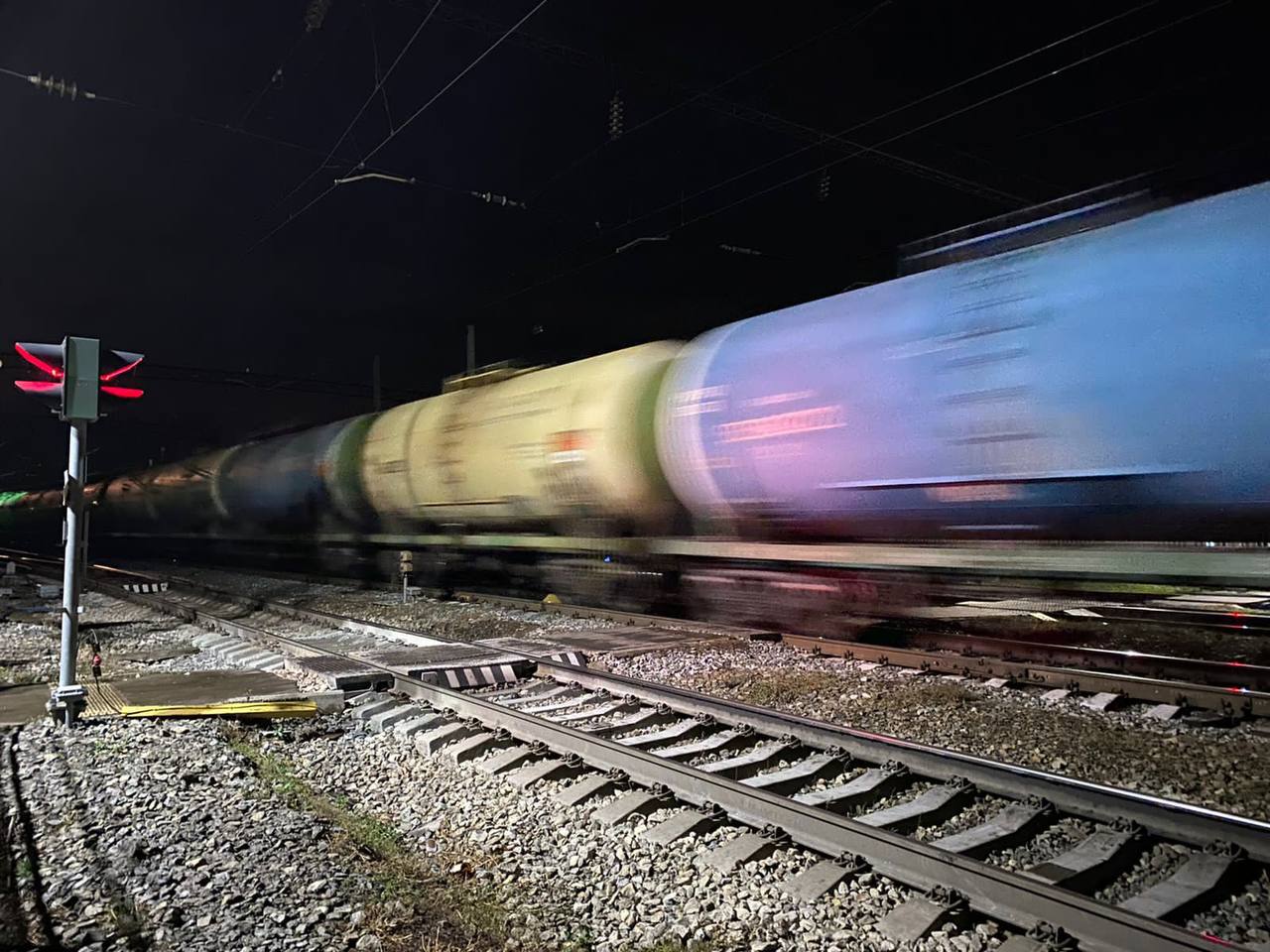 Цистерны с газовым конденсатом загорелись в поезде на границе двух регионов Урала (ВИДЕО)