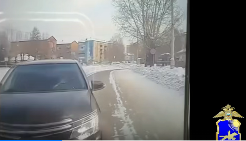 Шестилетний мальчик, оставленный отцом в заведенном автомобиле, совершил ДТП (видео)