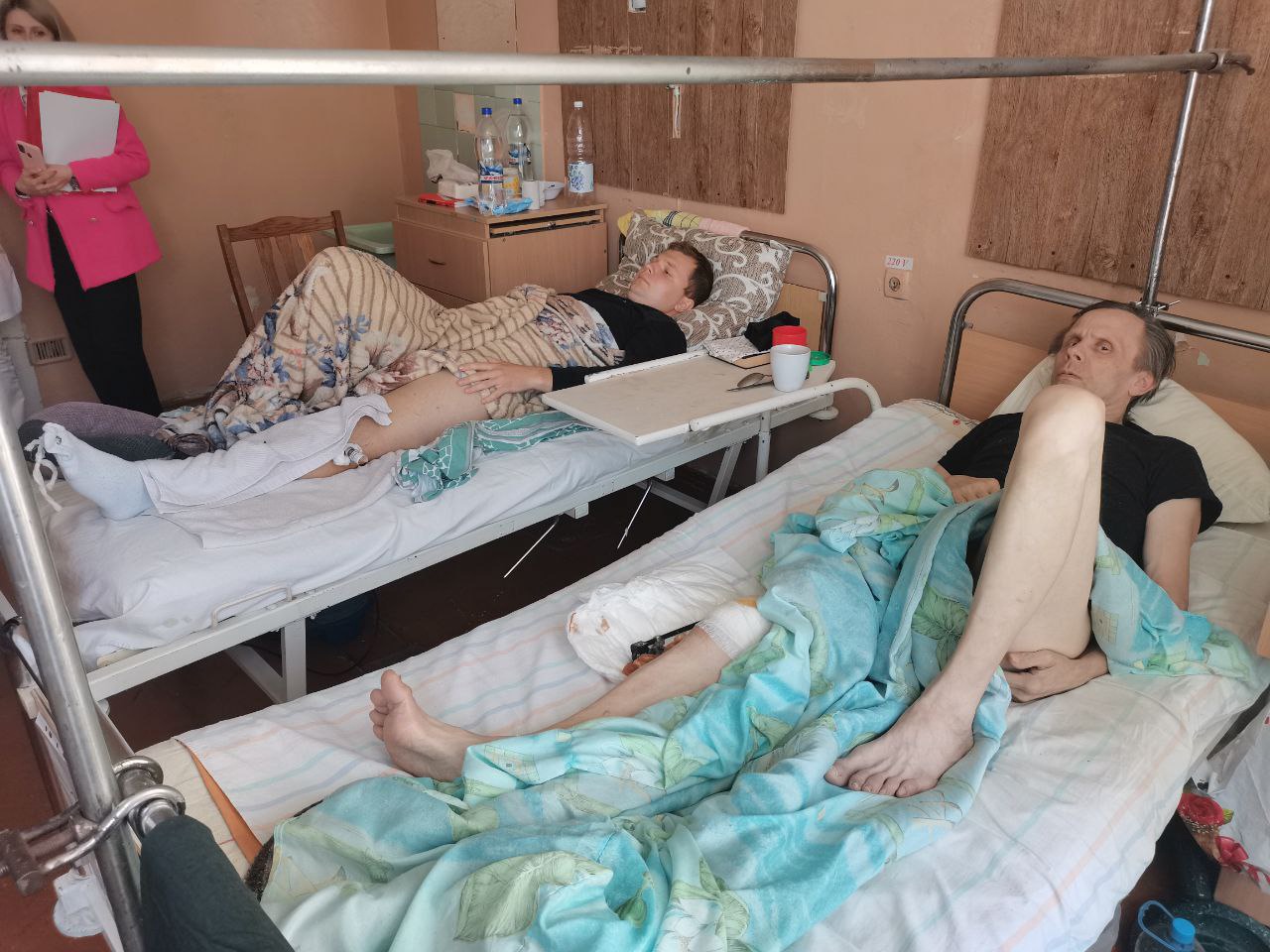 Мобилизованный после госпиталя. Госпиталь в Луганске военный 2022. Луганский госпиталь для раненых. Военный госпиталь Ростов раненных навестили. Больница Луганск раненые.
