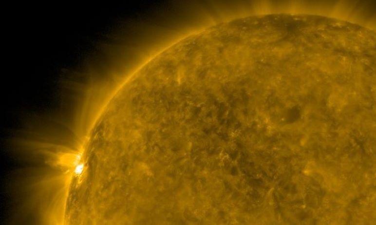 Самая крупная солнечная вспышка в 2021 году зарегистрирована на левом краю Солнца. По своей интен