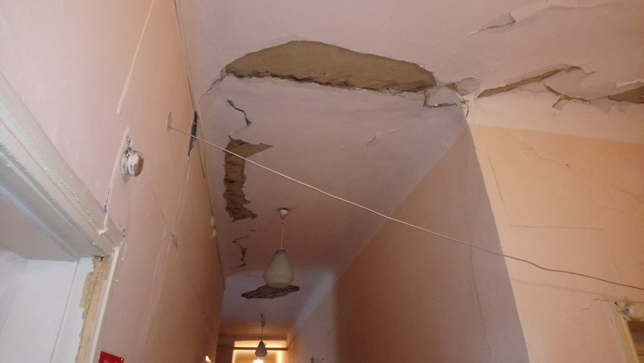 В детской поликлинике под Копейском (Челябинская область) обвалился потолок. Здание давно являлос
