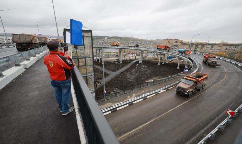 Верхнюю и нижнюю части Бакала (Челябинская область) соединил новый мост со спиральным въездом.