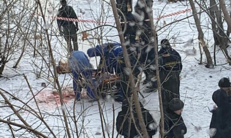 Полицейскому из Челябинска пришлось стрелять, чтобы обезвредить неадекватного мужчину, который во