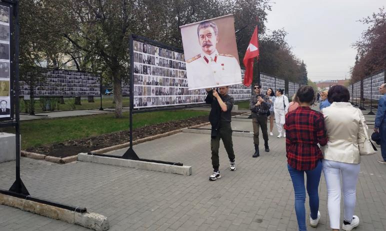 Нынешний День Победы ознаменовался в Челябинске акцией «Вечер со свечами», организованной у Стены
