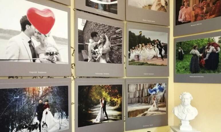 В Центральной библиотеке имени Пушкина в Челябинске открылась фотовыставка «Свадьба: история и со