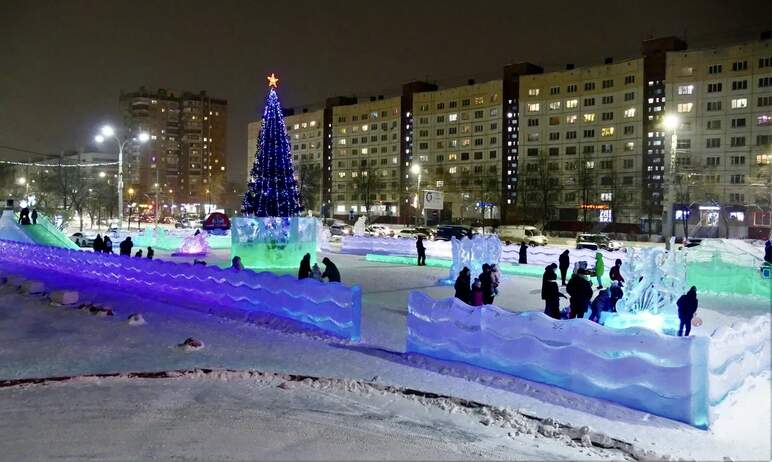 В среду, 22 декабря, в Курчатовском районе города Челябинска открылся Ледовый городок, который до