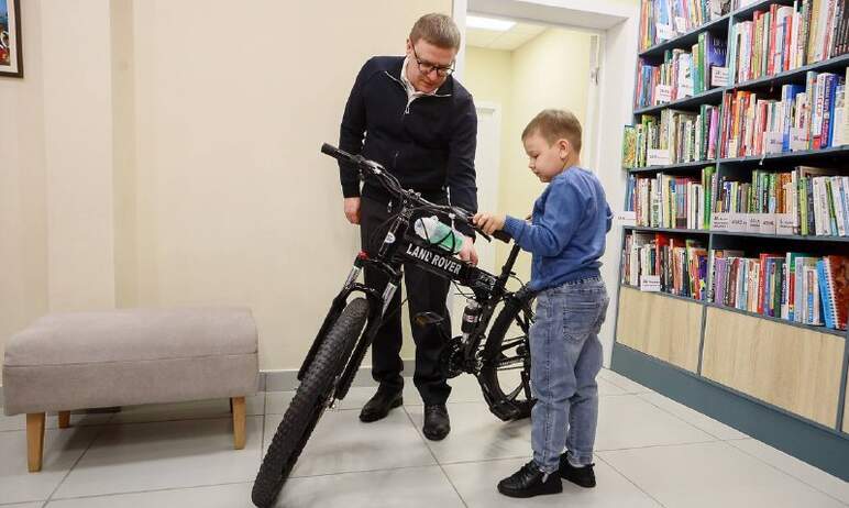 Семилетний Марк из Кусы (Челябинская область) получил в подарок на Новый год велосипед, о котором