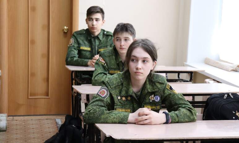 В челябинской средней школе №6, в которой существует кадетский класс МЧС, сотрудники отдела ФСБ Р