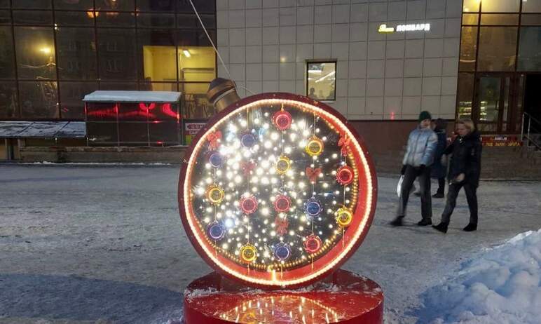 В Курчатовском районе Челябинска смонтировали и включили праздничную новогоднюю иллюминацию в общ