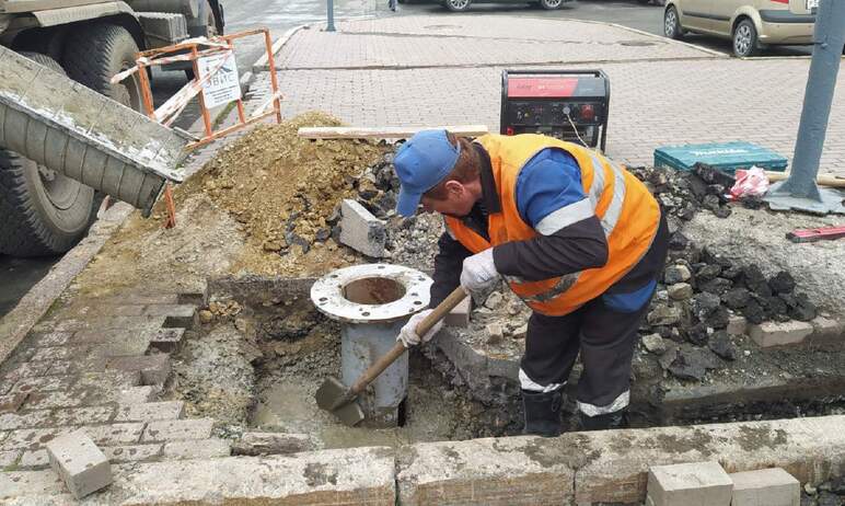 В Челябинске Театральной площади добавят света.

