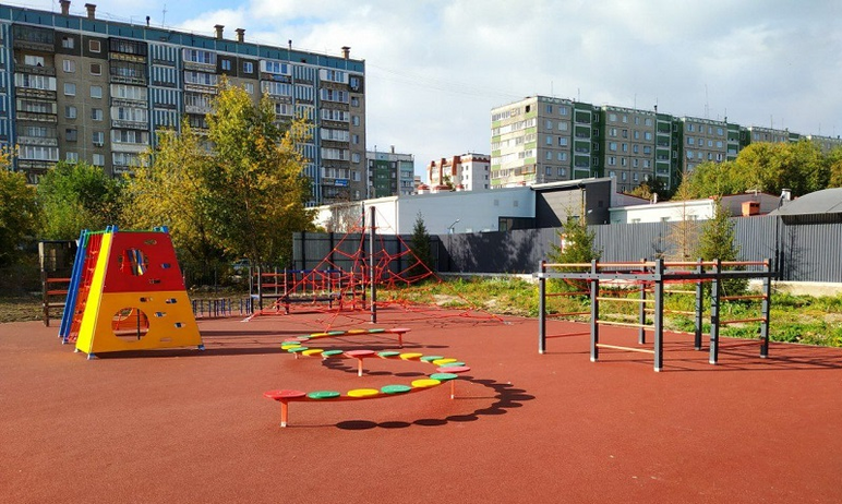 В Ленинском районе Челябинска на территории школы №99 обустроили спортивную и детскую площадки.
