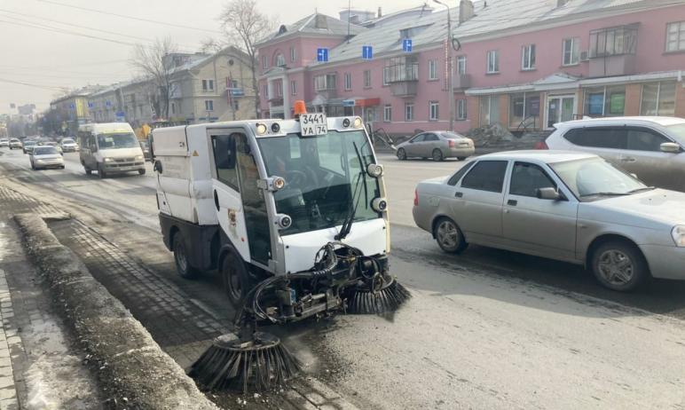 В Челябинске подрядчики вывели на уборку дорог от пыли вакуумные пылесосы и подметально-уборочные