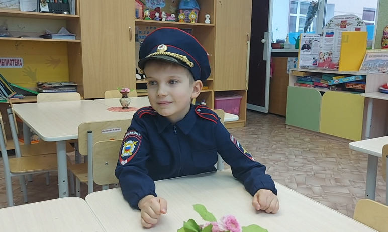 В Челябинской области инспекторы дорожно-патрульной службы из Трехгорного исполнили мечту шестиле
