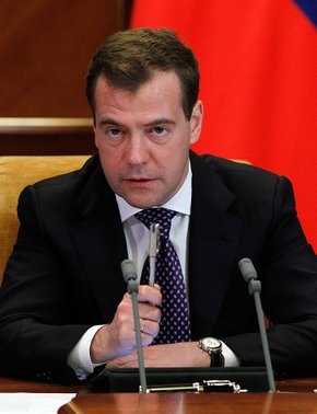Президент дал поручение министру обороны Анатолию Сердюкову и министру образования и науки Андрею
