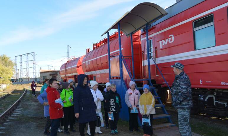В Челябинской области 165 школьников посетили «Поезд знаний» на станциях Карталы и Магнитогорск.