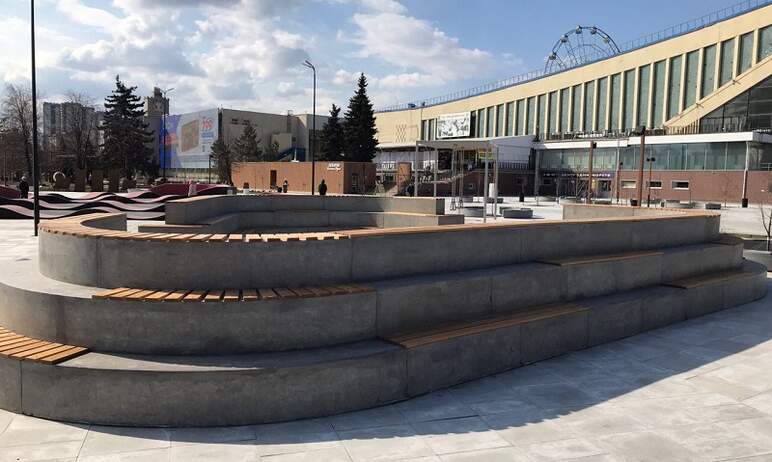 Монументальный железобетонный объект с деревянным покрытием в новом сквере у дворца спорта «Юност