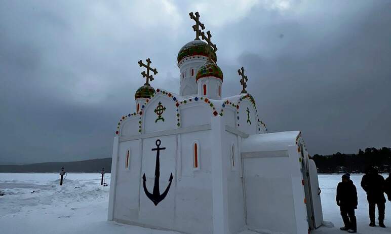 На озере Тургояк (Челябинская область) построили уникальную часовню. Она построена из снега и льд