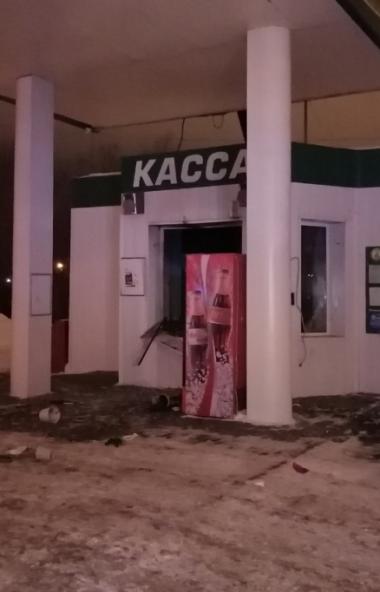 В результате хлопка газовоздушной смеси в Челябинске на АЗС пострадала женщина-оператор. Обстояте