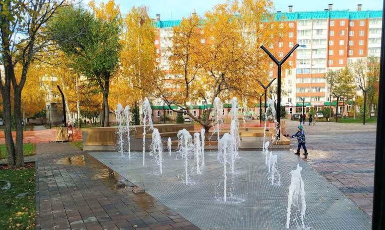 В Челябинске в тестовом режиме запустили пешеходный фонтан в сквере ДК «Станкомаш» в Ленинском ра