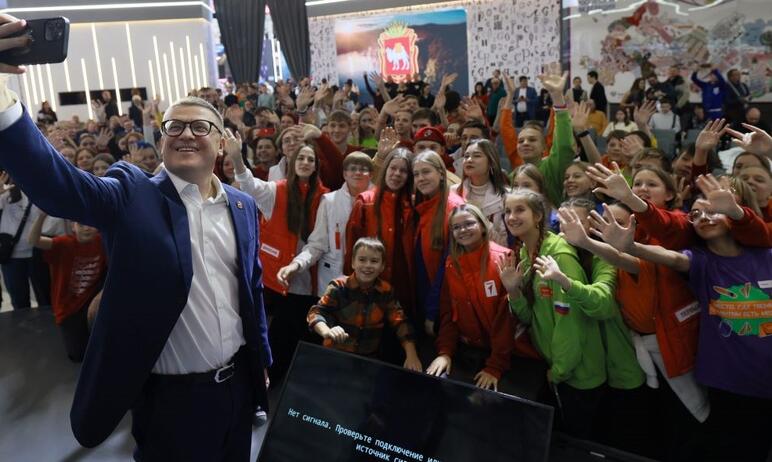 Губернатор Челябинской области Алексей Текслер рассказал активным молодым людям,