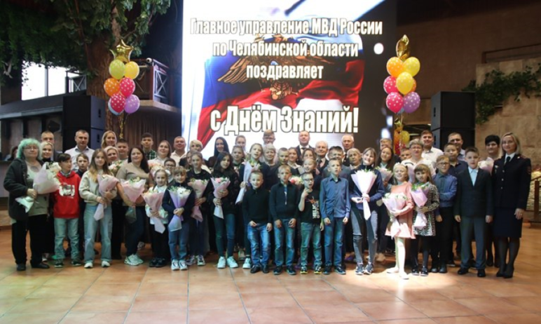 Сотрудники ГУ МВД России по Челябинской области поздравили воспитанников подшефных учреждений и д