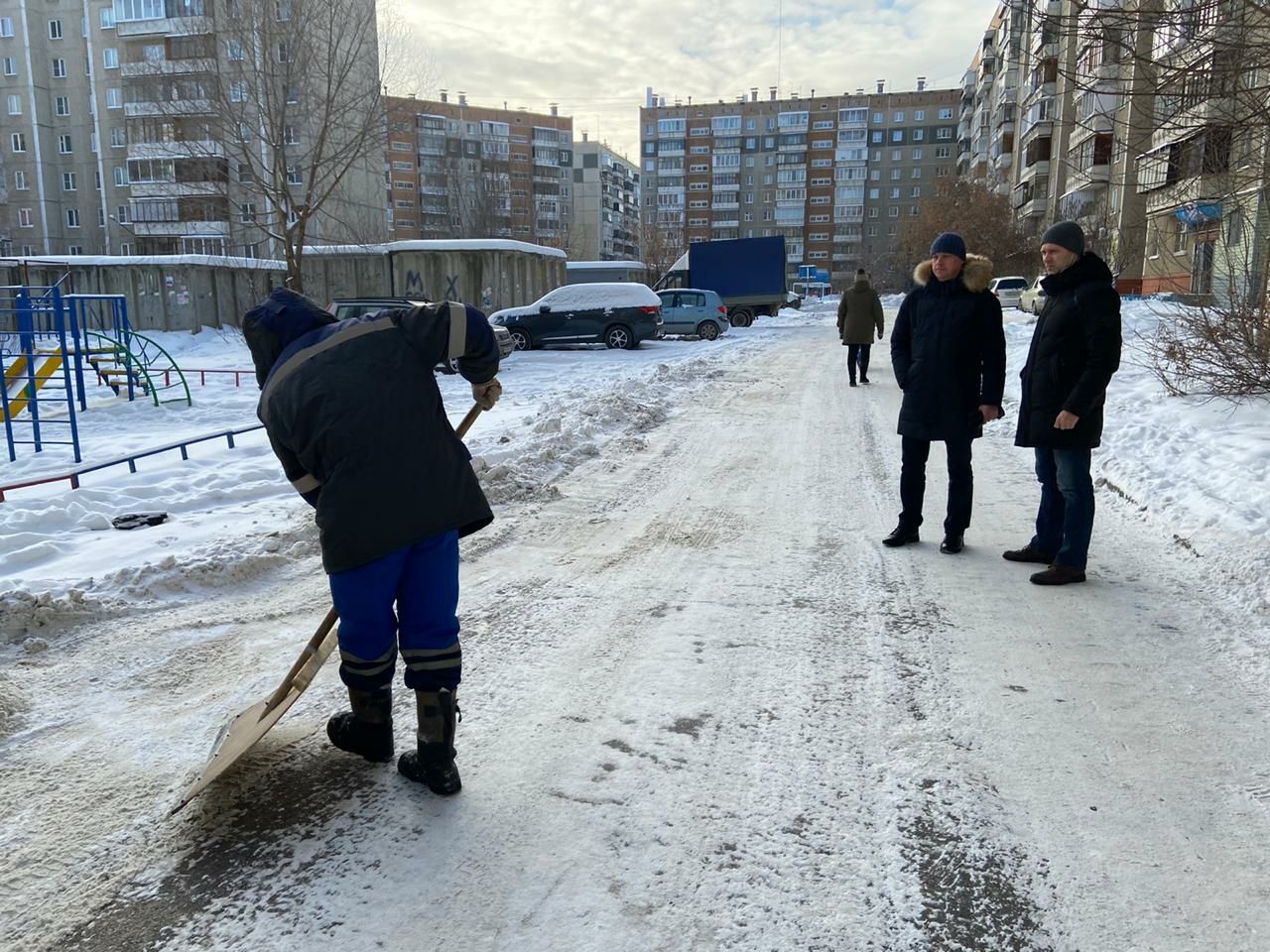 Погода в парковом 2 челябинск. Челябинские дворы. Парковый два Челябинск уборка. Объявление уборка снега во дворе. Нет воды в Парковом Челябинск.