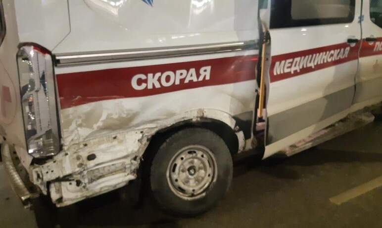 В Челябинске скорая попала в ДТП. Три человека пострадали.

Авария произошла ночью 16 фе