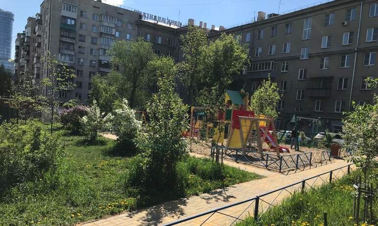 В центре Челябинска на месте заброшенных гаражей создали уютное пространство для отдыха - дворову