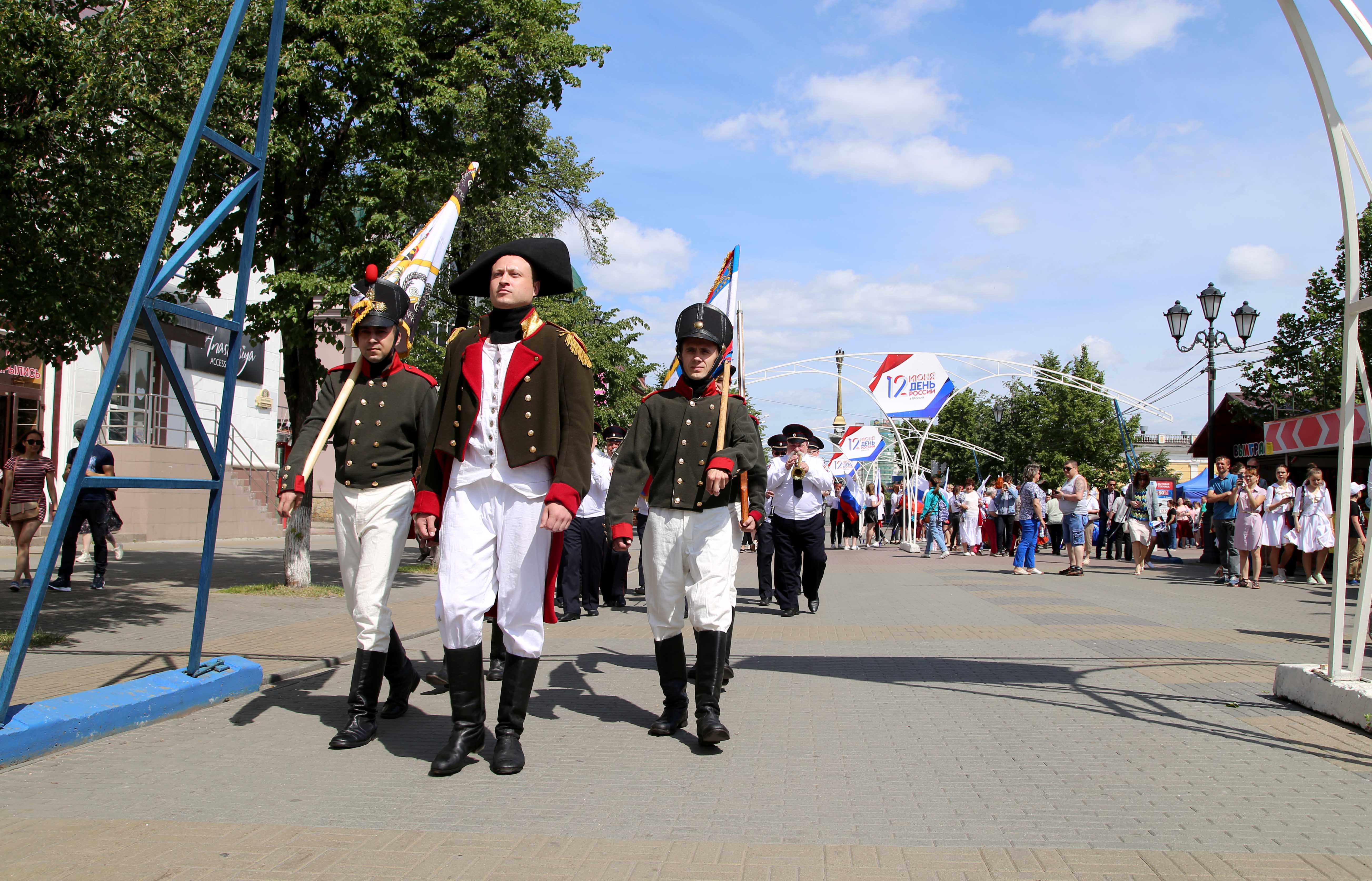 Жители Челябинска вчера, 12-го июня, с удовольствием созерцали движение колонны гвардейцев 19-го 