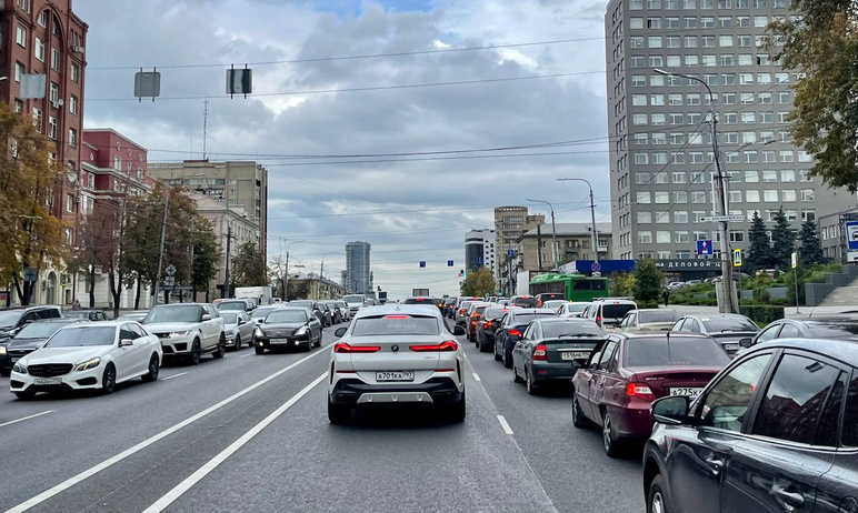 В администрации Челябинска объяснили причины заторов на проспекте Ленина (пробки образуются здесь