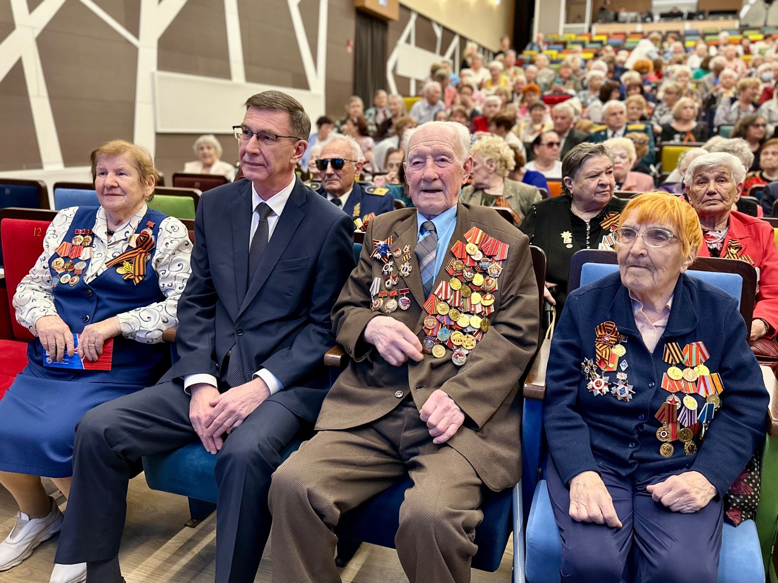 Со слезами и улыбками: ко Дню Победы в Курчатовском районе прошел  праздничный концерт для ветеранов | 05.05.2023 | Челябинск - БезФормата