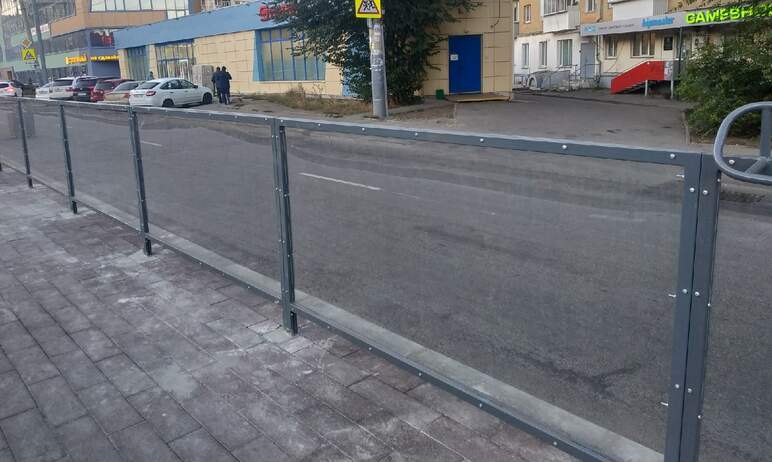 Новые экранные пешеходные ограждения на улице Цвиллинга в Челябинске, установленные на остановочн