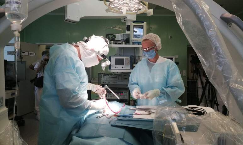 Нейрохирурги Челябинской областной клинической больницы в преддверии Дня мозга, который отмечаетс