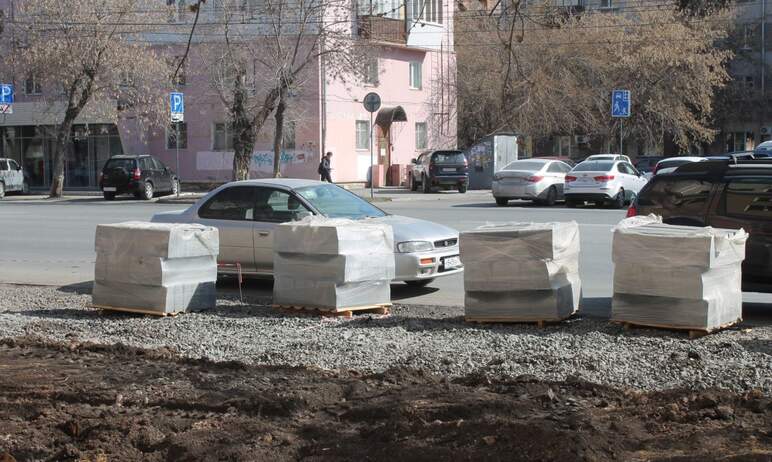 В Челябинске на улице Свободы полным ходом благоустраивают новую пешеходную зону - на участке от 