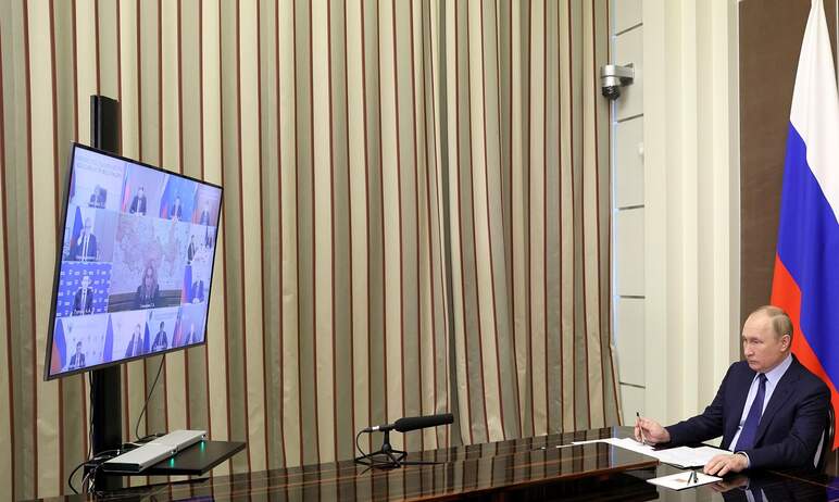 Президент России Владимир Путин поручил проанализировать показатели смертности и продолжительност