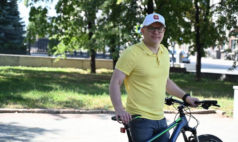 Губернатор Челябинской области Алексей Текслер прокатился на велосипеде по Челябинску и, оценив в