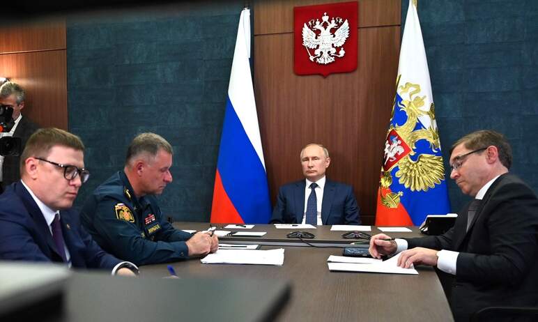 Президент России Владимир Путин совершил облёт на вертолёте районов Челябинской области, пострада